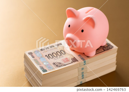 一疊500萬日圓鈔票、一個粉紅色小豬存錢筒、一個金袋 一疊500萬日圓鈔票、一個粉紅色小豬存錢筒、一個金袋 142469763