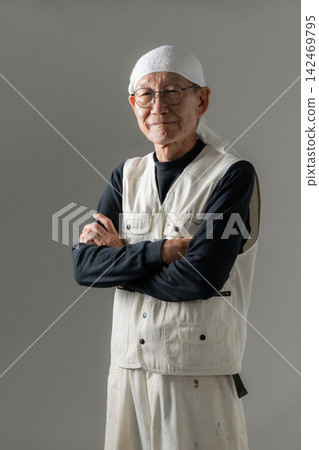 Senior men's work clothes Senior men's work clothes 142469795