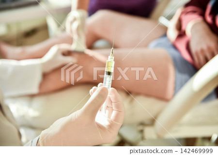 Ultrasound-guided platelet-rich plasma injection of the knee Ultrasound-guided platelet-rich plasma injection of the knee 142469999