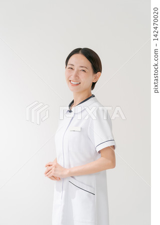 微笑著的沙龍員工 微笑著的沙龍員工 142470020