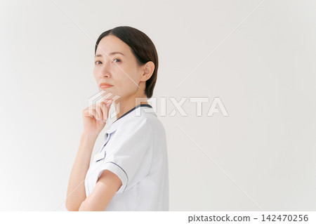 沙龍工作人員神情凝重 沙龍工作人員神情凝重 142470256