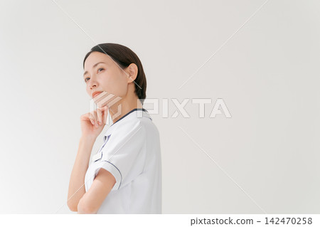 沙龍工作人員神情凝重 沙龍工作人員神情凝重 142470258