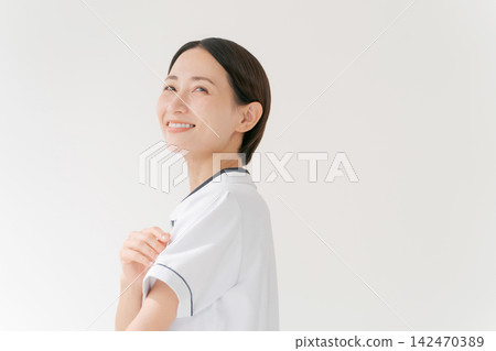 微笑著的沙龍員工 微笑著的沙龍員工 142470389