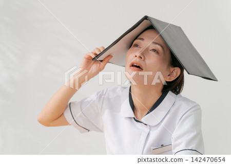 一位經營美容院的女性在業務管理上遇到了困難。 一位經營美容院的女性在業務管理上遇到了困難。 142470654