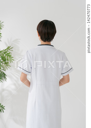 一個穿白大衣的女人的背影 一個穿白大衣的女人的背影 142470773