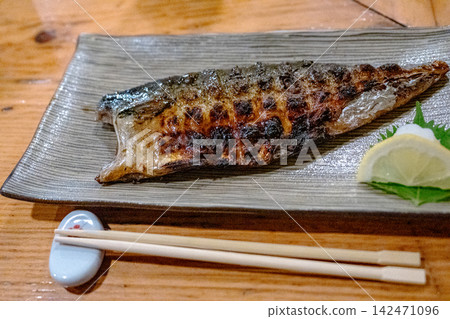 烤魚配煎魚皮和檸檬 烤魚配煎魚皮和檸檬 142471096