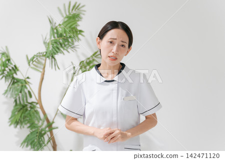 Salon staff explaining 142471120