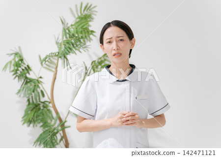Salon staff explaining Salon staff explaining 142471121