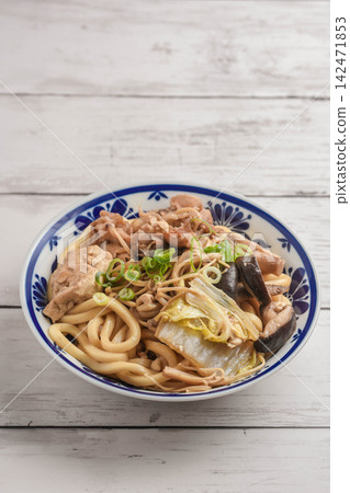 Sukiyaki-style udon Sukiyaki-style udon 142471853