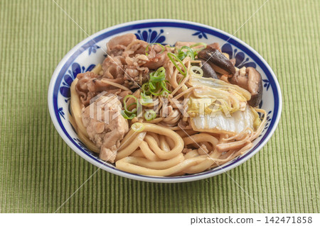Sukiyaki-style udon Sukiyaki-style udon 142471858