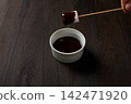 Marshmallow chocolate fondue 142471920