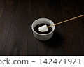 Marshmallow chocolate fondue 142471921