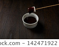 Marshmallow chocolate fondue 142471922