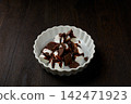 Marshmallow chocolate fondue 142471923