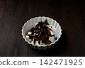 Marshmallow chocolate fondue 142471925