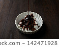 Marshmallow chocolate fondue 142471928