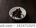 Marshmallow chocolate fondue 142471929