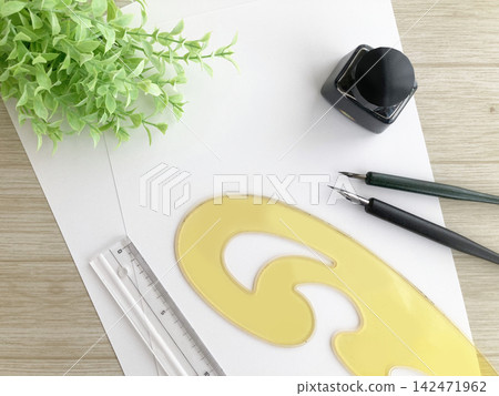 Dip pen, ink, French curve ruler, and houseplant analog drawing image - Manga and illustration drawing course - Design class Dip pen, ink, French curve ruler, and houseplant analog drawing image - Manga and illustration drawing course - Design class 142471962