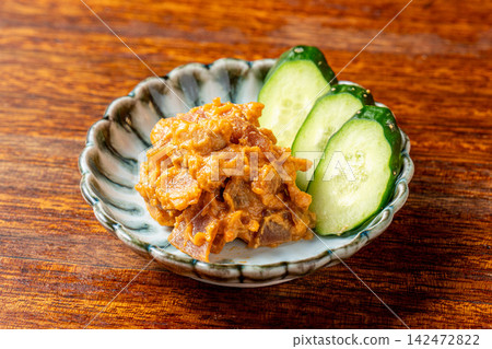 一道精緻的菜餚，以肥美的安康魚肝和奈良醃菜為特色。 142472822