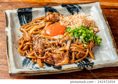 經典日式炒麵配美味醬汁 142472854