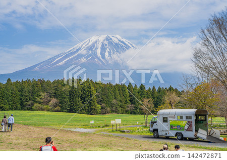 A view of Asagiri Plateau and Mt. Fuji in Fujinomiya City (Shizuoka Prefecture) A view of Asagiri Plateau and Mt. Fuji in Fujinomiya City (Shizuoka Prefecture) 142472871