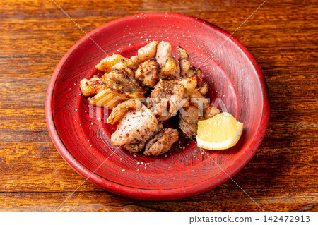 炭烤熟雞腿肉，肉質緊實，鮮味濃鬱。 142472913