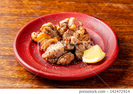 炭烤熟雞腿肉,肉質緊實,鮮味濃鬱。 炭烤熟雞腿肉,肉質緊實,鮮味濃鬱。 142472914
