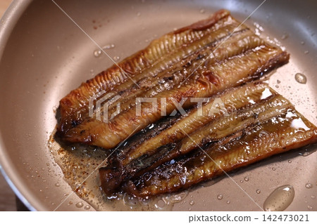 Grilled Unagi in Pan with Sauce Grilled Unagi in Pan with Sauce 142473021