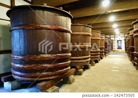 The massive brewing vats and interior scenery of Toko's sake brewery, which tell the story of sake brewing in the old days. The massive brewing vats and interior scenery of Toko's sake brewery, which tell the story of sake brewing in the old days. 142473505