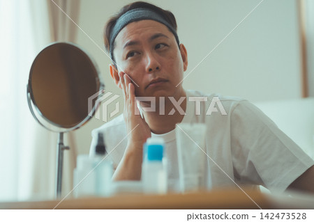 為40多歲、關注自身老化外觀和皮膚問題的男性提供抗衰老護理。 為40多歲、關注自身老化外觀和皮膚問題的男性提供抗衰老護理。 142473528