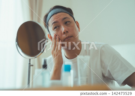 Aging care for men in their 40s who are worried about their aging appearance Aging care for men in their 40s who are worried about their aging appearance 142473529
