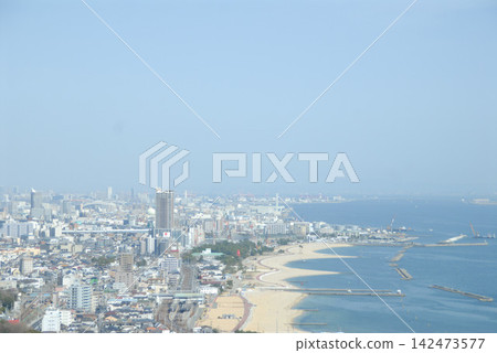 海岸線和沿海城市的廣闊全景 142473577