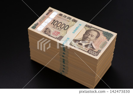 一疊價值1000萬日圓的鈔票 一疊價值1000萬日圓的鈔票 142473830