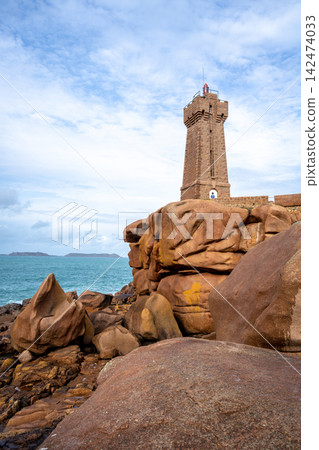 Mean Ruz lighthouse standing on granite bridge in Tregastel, Brittany, France Mean Ruz lighthouse standing on granite bridge in Tregastel, Brittany, France 142474033
