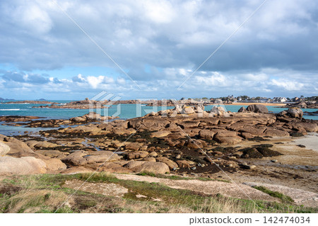 Granite coast and turquoise sea near Tregastel, Brittany, France Granite coast and turquoise sea near Tregastel, Brittany, France 142474034