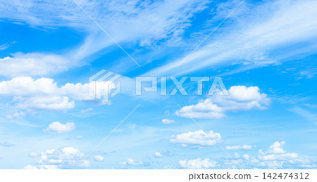 一片簡單的風景,湛藍的天空和飄渺的秋雲。 一片簡單的風景,湛藍的天空和飄渺的秋雲。 142474312