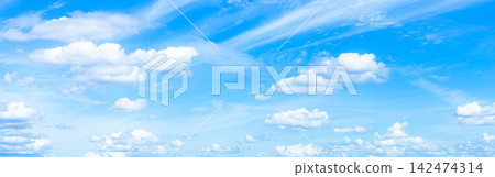 一片簡單的風景,湛藍的天空和飄渺的秋雲。 一片簡單的風景,湛藍的天空和飄渺的秋雲。 142474314