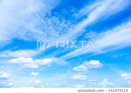 一片簡單的風景,湛藍的天空和飄渺的秋雲。 一片簡單的風景,湛藍的天空和飄渺的秋雲。 142474319