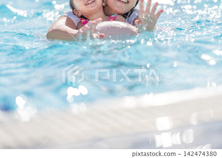 孩子們在泳池裡笑得很開心 142474380