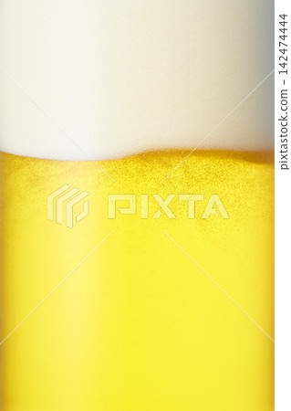 特寫:生啤倒入啤酒杯中。 特寫:生啤倒入啤酒杯中。 142474444