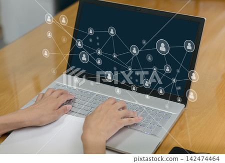 操作筆記型電腦和網路的雙手：連結和數位轉型的象徵。 142474464