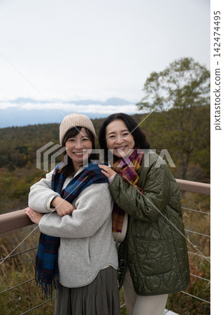 我的女性朋友被從觀景台上俯瞰八嶽山脈的壯麗景色所感動。 142474495