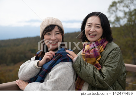 兩位女士正在欣賞清里高原的全景 兩位女士正在欣賞清里高原的全景 142474499