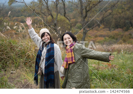 兩名女子正在欣賞八嶽山脈的全景。 兩名女子正在欣賞八嶽山脈的全景。 142474566