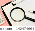 Clipboard and black magnifying glass (pink background) 142474664