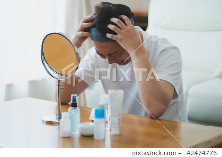 Men's beauty for men in their 40s who are troubled and dejected by their aging appearance. Men's beauty for men in their 40s who are troubled and dejected by their aging appearance. 142474776