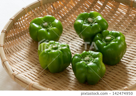 神樂辣椒,一種傳統蔬菜,盛於篩子上食用(九月) 神樂辣椒,一種傳統蔬菜,盛於篩子上食用(九月) 142474950