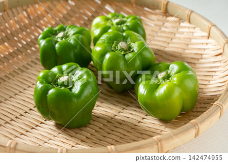 神樂辣椒,一種傳統蔬菜,盛於篩子上食用(九月) 神樂辣椒,一種傳統蔬菜,盛於篩子上食用(九月) 142474955