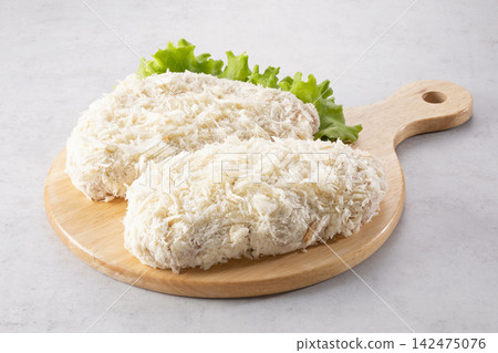 兩片厚切豬肉，未經裹麵包屑和烹飪。 142475076