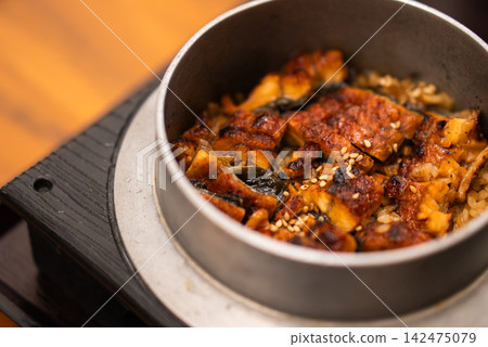 夏季牛節期間,可享用以烤鰻魚為特色的豪華日式米飯料理,並提供外帶和外送服務。 夏季牛節期間,可享用以烤鰻魚為特色的豪華日式米飯料理,並提供外帶和外送服務。 142475079